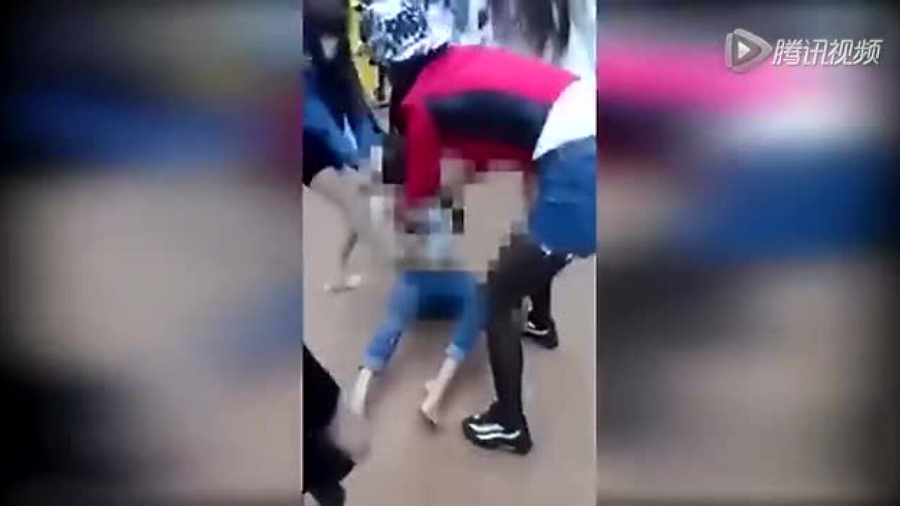 海南15岁少女遭人围殴被扒衣拍视频_腾讯视频