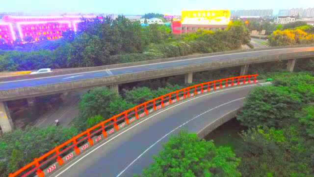 外环内圈沪太路浏河方向下匝道拐弯处有个大坑_高清1080P在线观看平台_腾讯视频