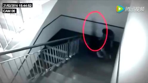 监控录像显示两男子下楼梯遇到了“鬼”