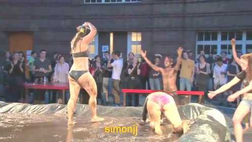 国外美女面对挑衅当街接受挑战 泥浆里大战摔跤