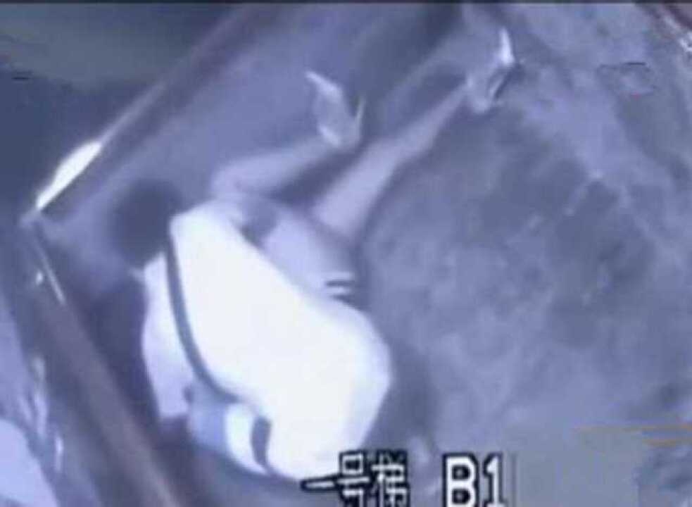 女子电梯内被男子掀裙子，摸下身，却无力反抗！_高清