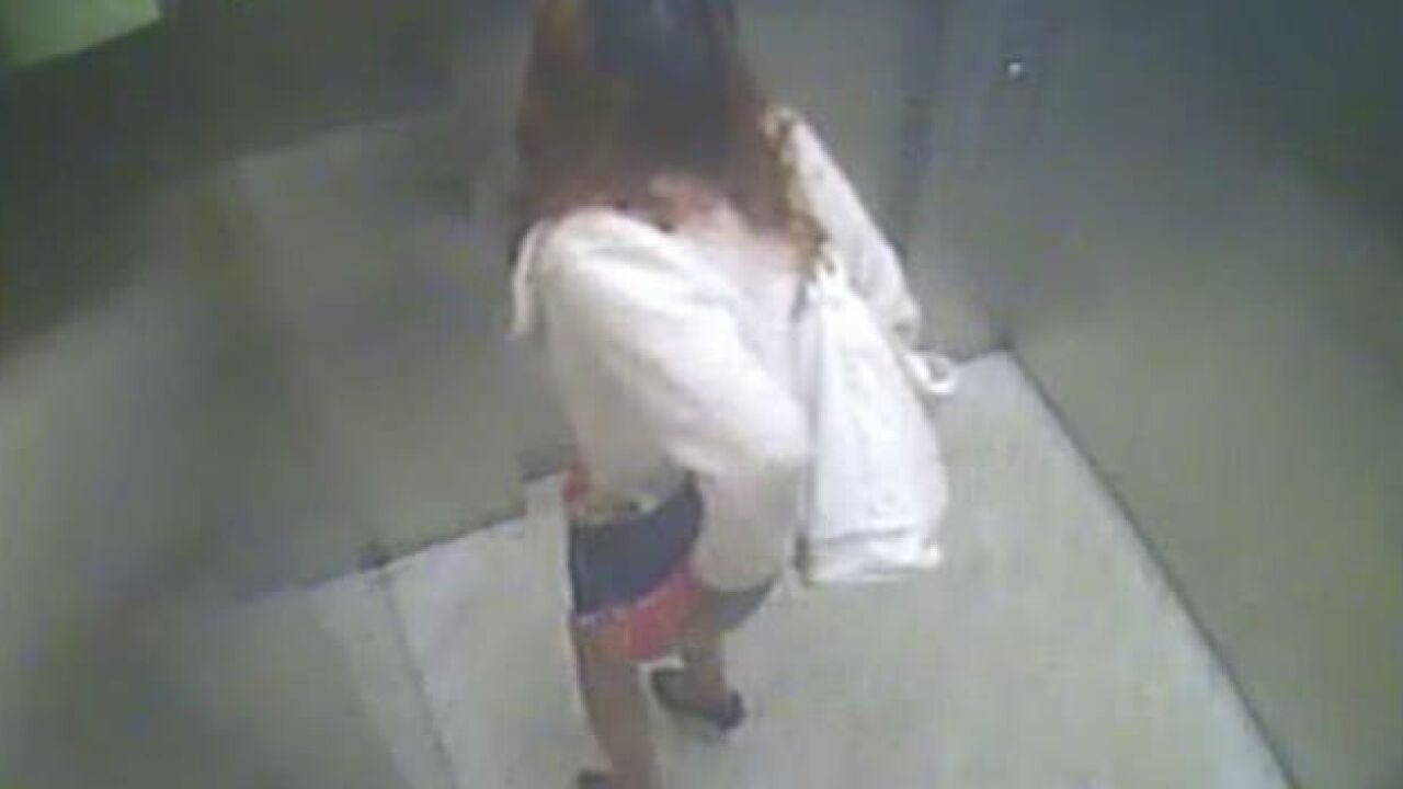 女子竟在电梯中方便后拉上裤子若无其事的走了_腾讯视频