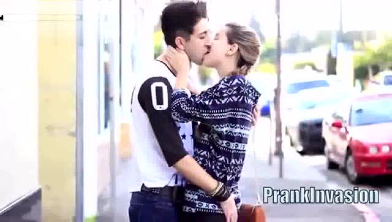 骗吻狂魔街头恶作剧，真是太厉害了_高清