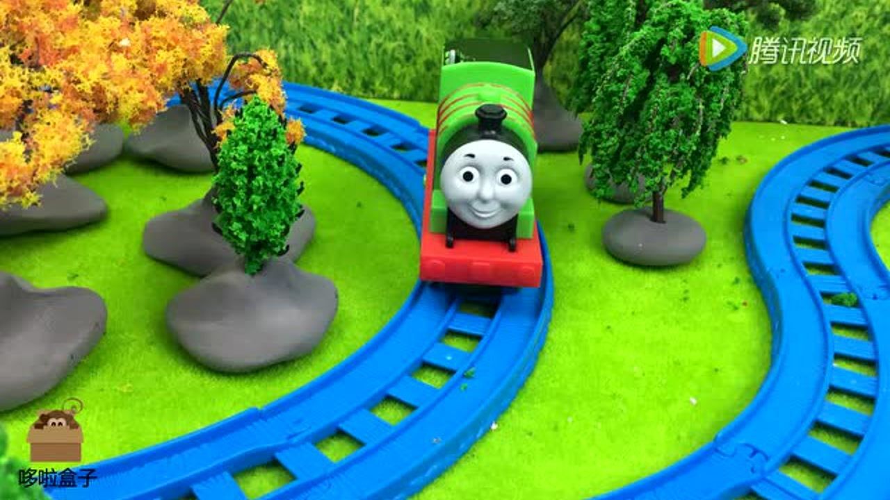 《玩具》哆啦盒子玩具乐园 小火车成对巡视哆啦岛玩具小镇 托马斯和他