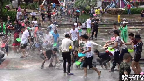 傣族泼水节，人人从头湿到脚，太好玩了