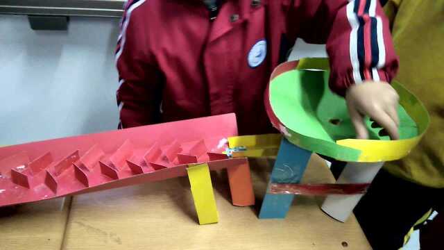 小学生的作品-滚珠缓降装置