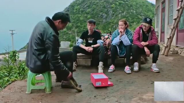 变形计:刘思琦三兄妹用工钱给村爸买了一双皮鞋,村爸居然这反应