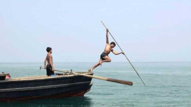 原始部落长矛捕鱼,一刺一个准,臂力惊人!