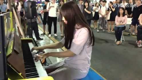 美女日本街头钢琴弹奏《卡农》和《Summer》，