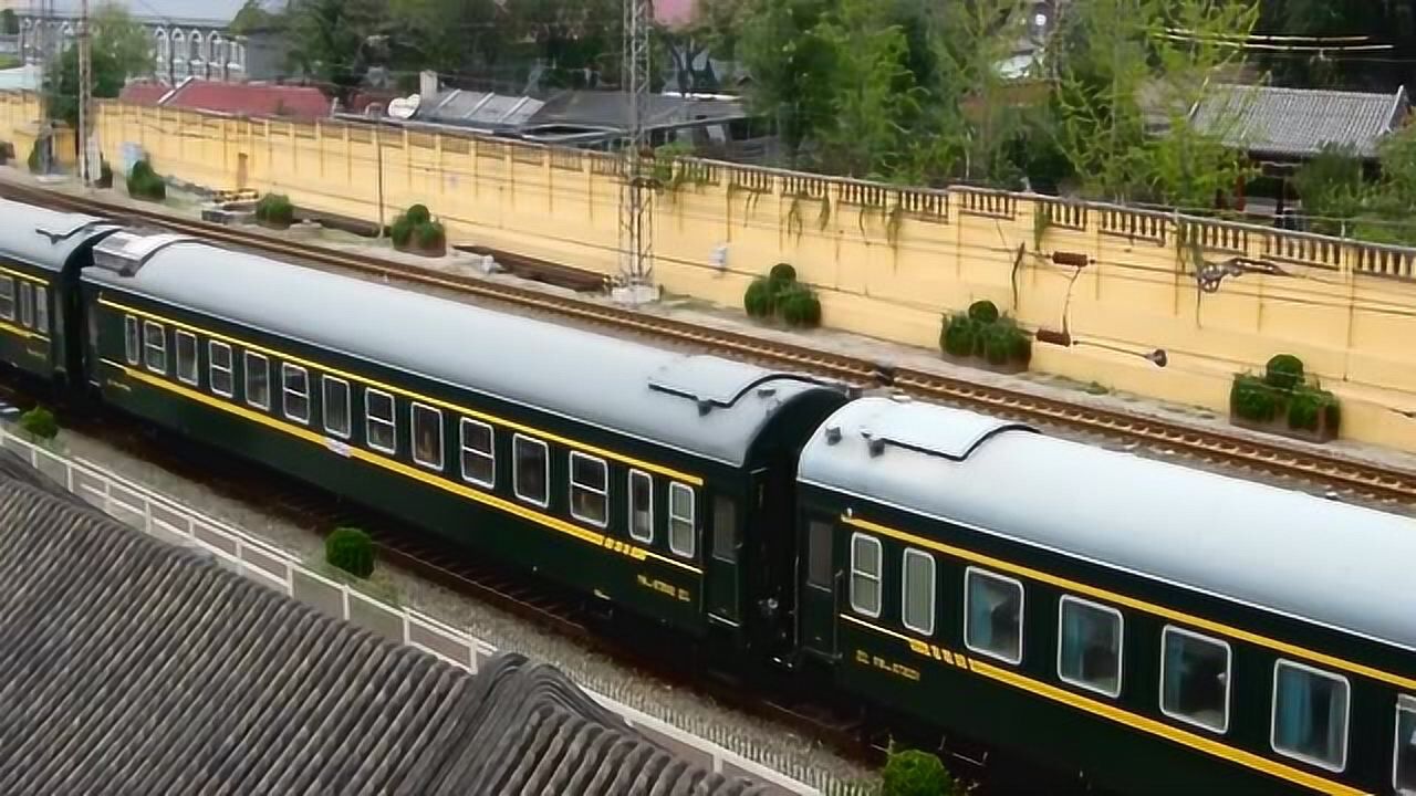 高铁和谐号与绿皮火车擦身而过绿皮车司机压力应该很大