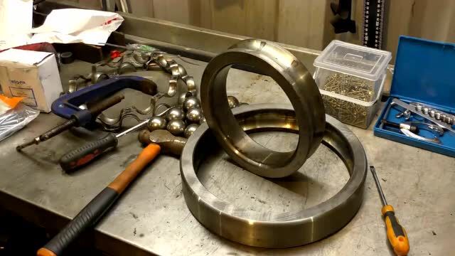 轴承的钢珠是怎么装进去的,看了这个视频才明白其中的原理!