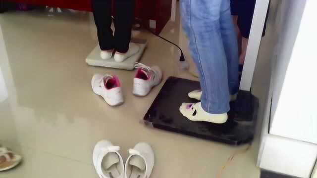 溜进了体检室看到女生脱鞋体检怎么有的穿凉鞋有的穿运动鞋