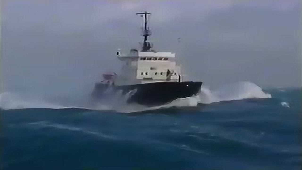 船虽小足以破风斩浪，巨浪中从容前行！_腾讯视频