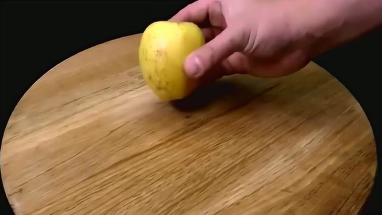 老外教你一根手指掰开苹果,有点心疼手!