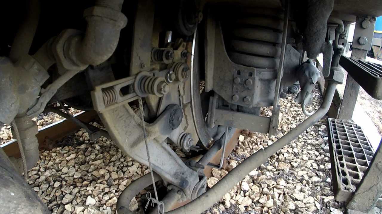 看看时速超过100公里时火车减震器是一种什么状态