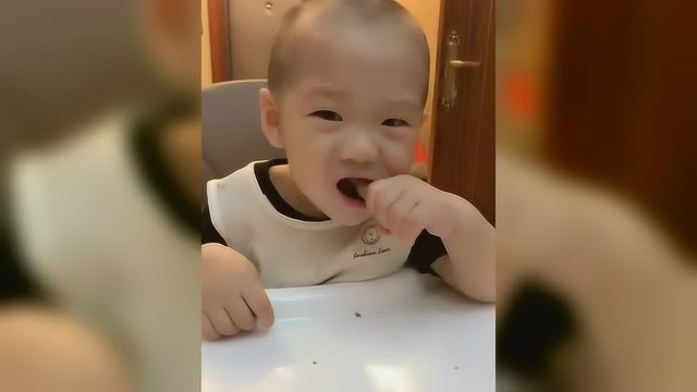 宝宝第一次啃骨头,接下来宝宝反应太可爱了!