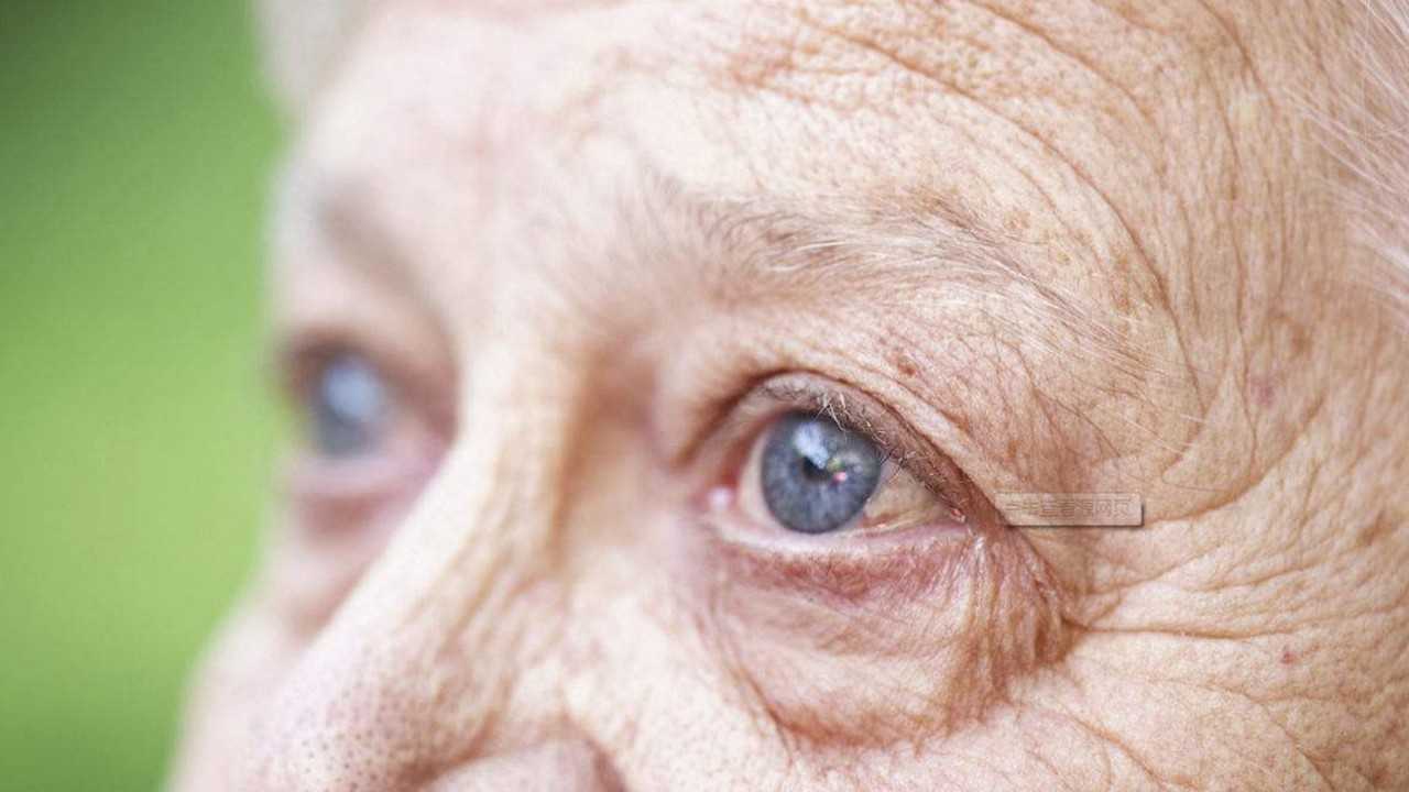 中老年人要警惕这几个眼部症状,当心白内障