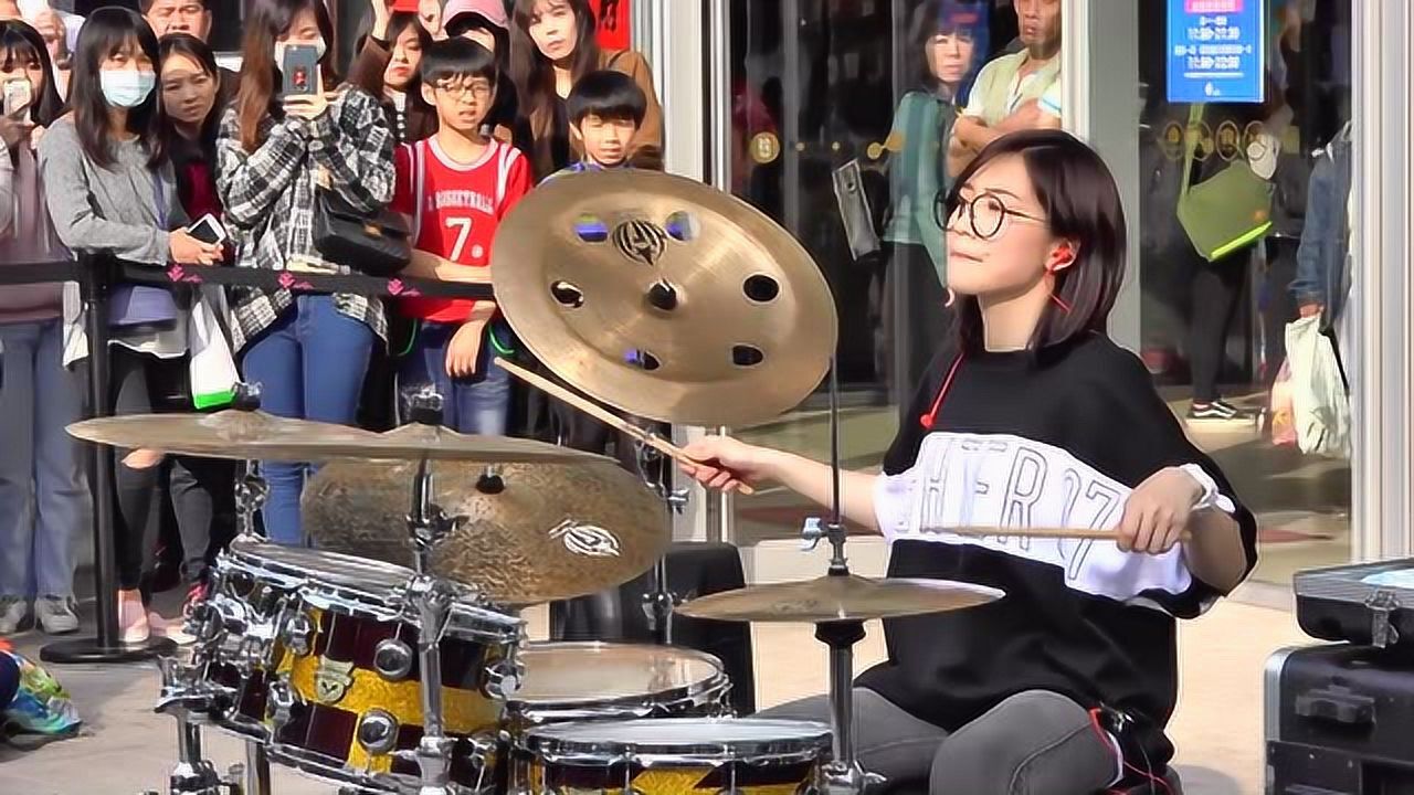 帅爆了街头美女架子鼓演奏神曲我们不一样