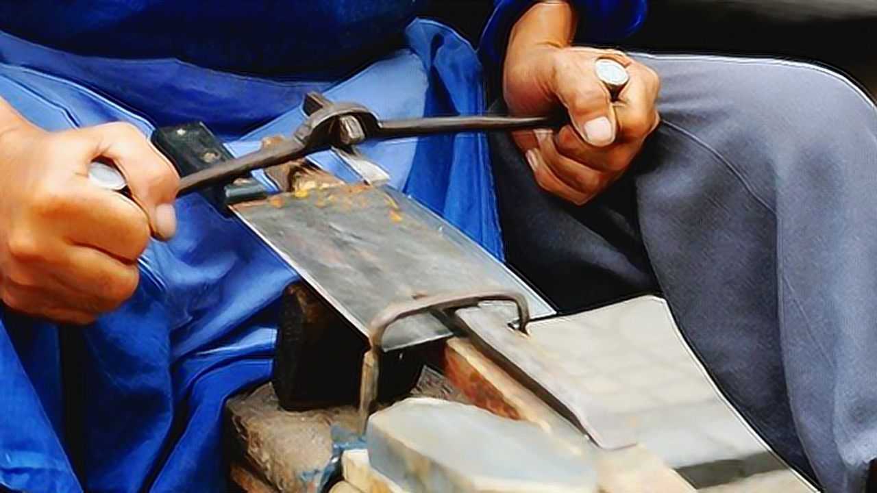 活了40年终于知道了!用这一办法磨菜刀,1分钟磨完,菜刀立马锋利!