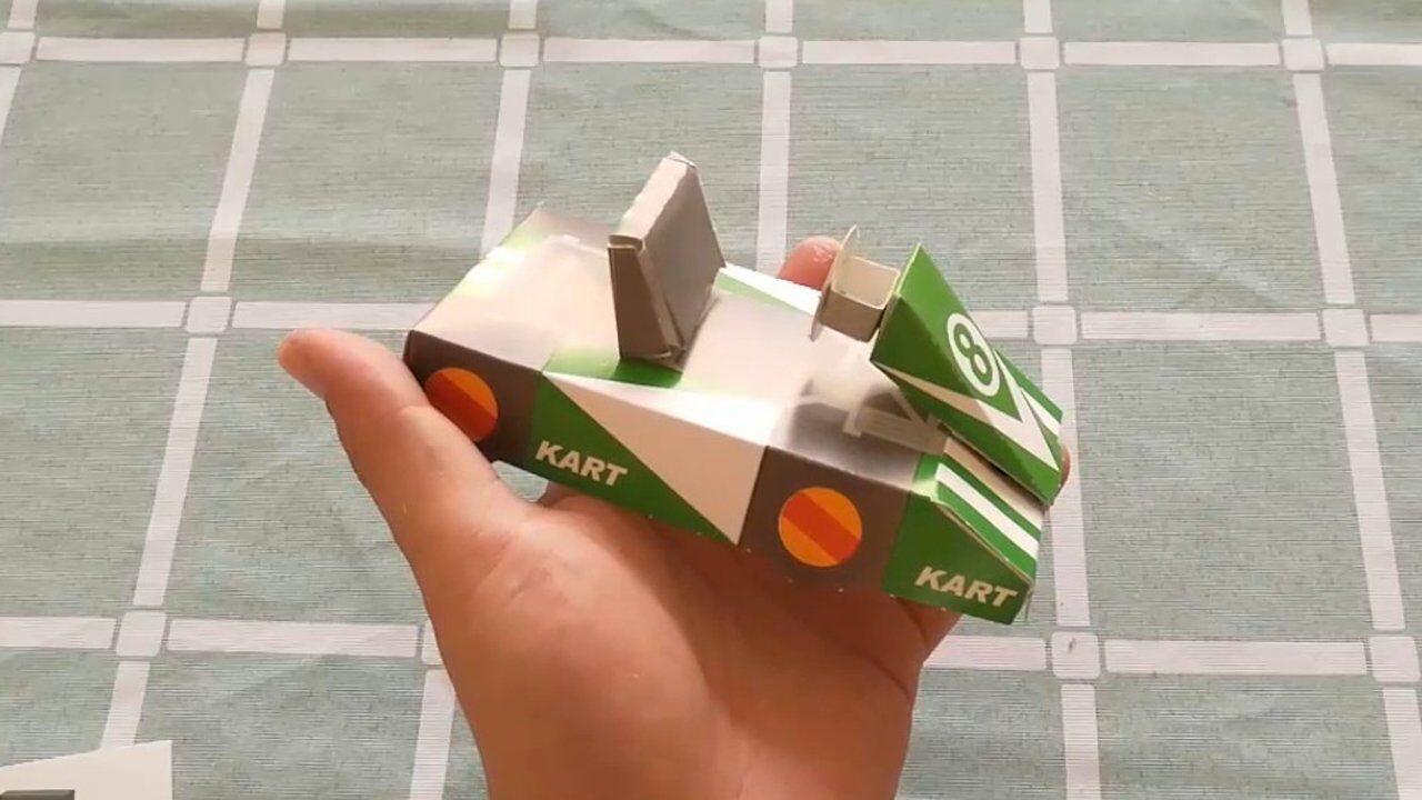 爸爸开始玩手工,折个绿色的赛车折成这样子