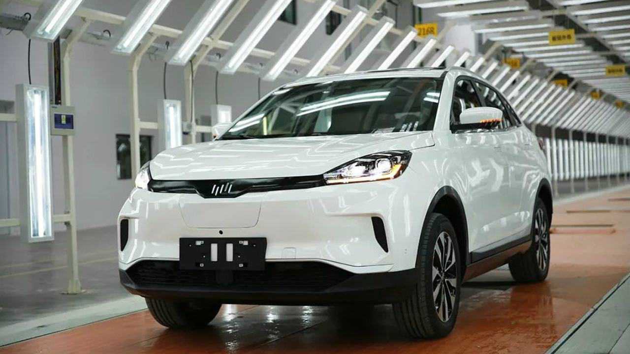 华为首款电动suv亮相续航可达600公里堪称国产特斯拉