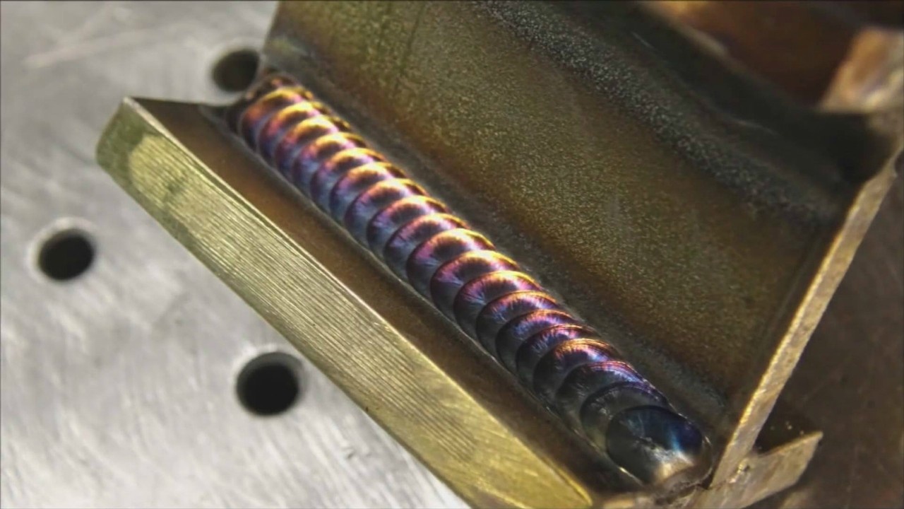 电焊牛人焊接作业!一般人焊不出这么漂亮的纹路