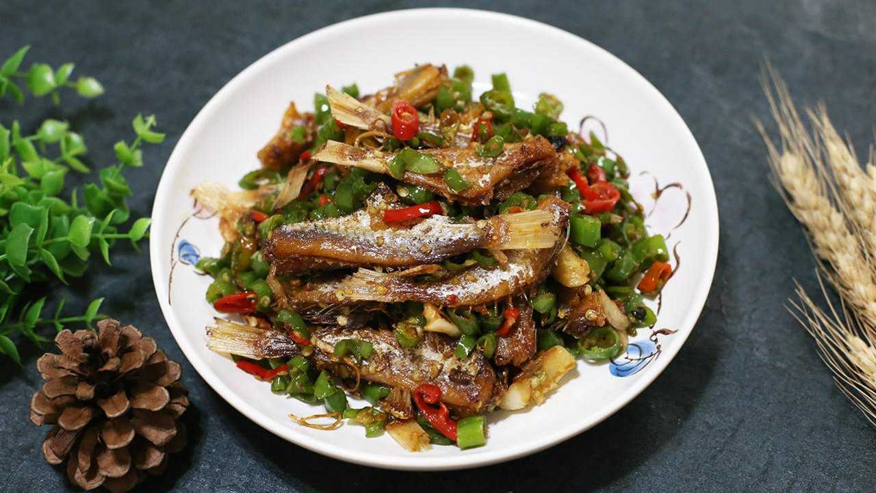 小干鱼怎么做才好吃？大厨教你一个小技巧，炒出来特别好吃！_高清