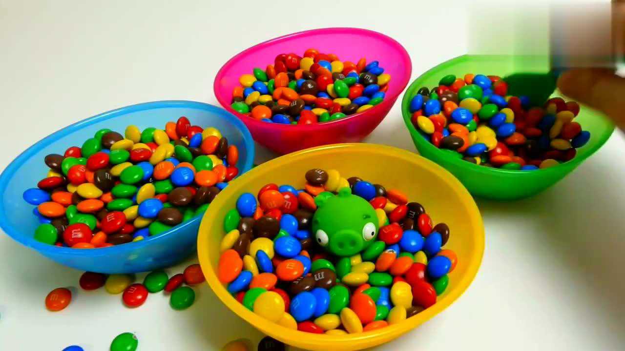 彩色mm奇趣豆里面藏着好玩的小猪和雪人玩具