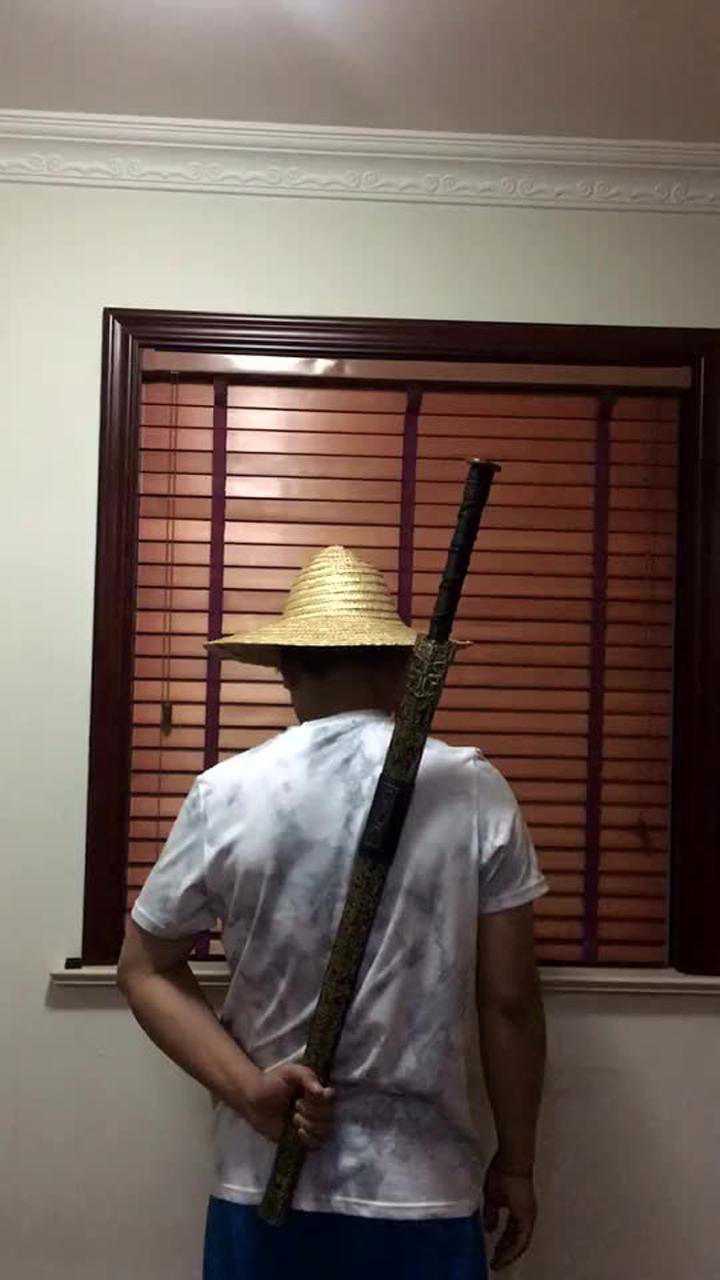 原来古代的大侠都是骗人的这么背着剑关键时刻就尴尬了