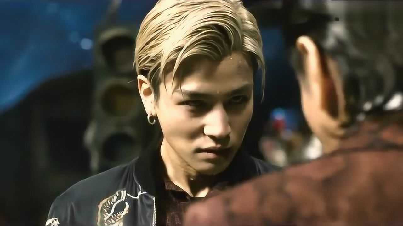 《热血街区3:终极任务》小混混一脚踹飞黑帮老大