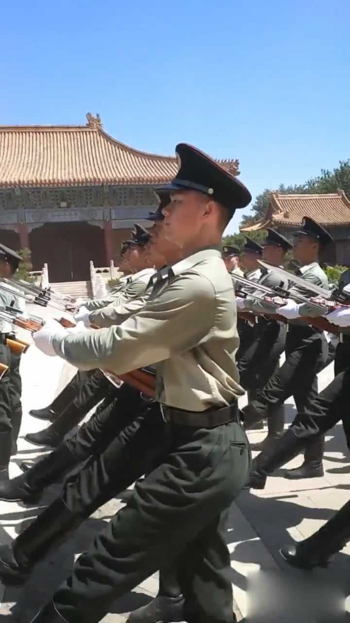 三軍儀仗隊軍人走正步步伐一致太震撼了