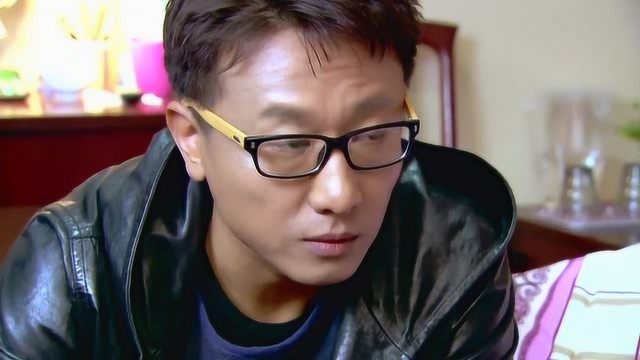 《邻居也疯狂》李子晴生病在宿舍卧床不起,刘栋对李子晴百般呵护