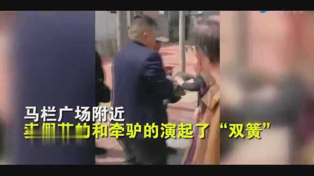 两男子卖假药演双簧, 被休假中警察遇见现场揭穿