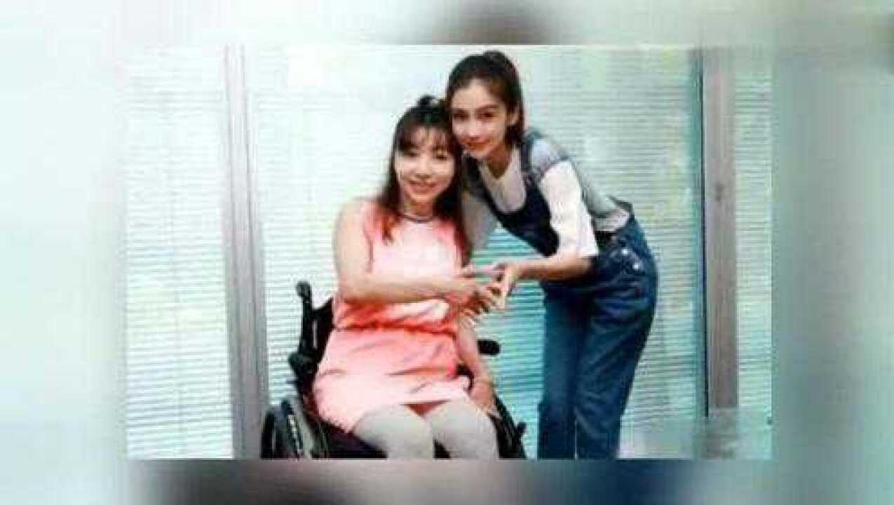 同样和残疾人合影杨幂和angelababy有啥不一样