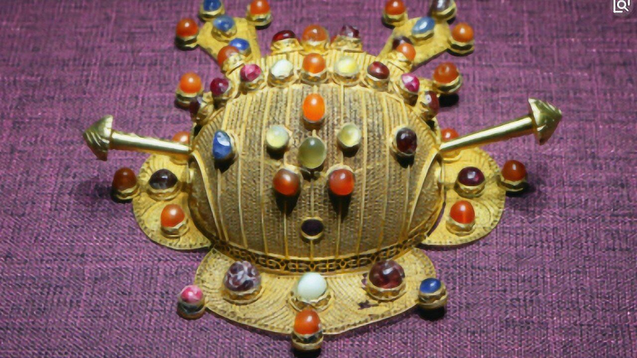 定陵考古出土明代帝王的金冠和龙袍和凤衣,每一件都价值连城!