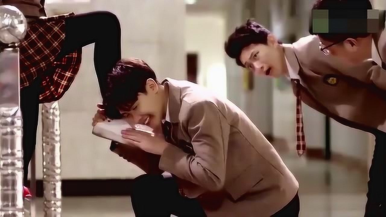 男子犯花痴抱着女孩的脚,结果尴尬了