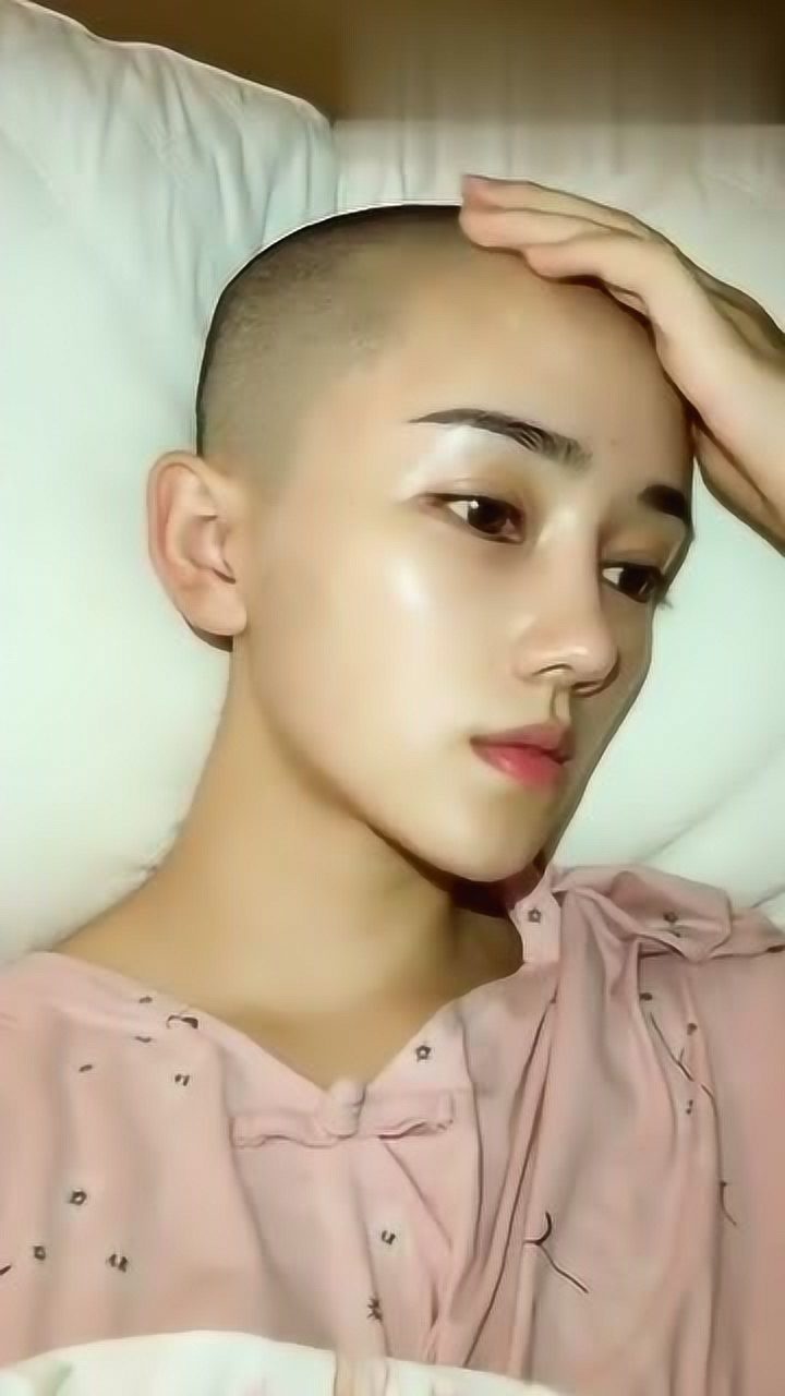 光头美女纯素颜简直太帅了比男生都帅