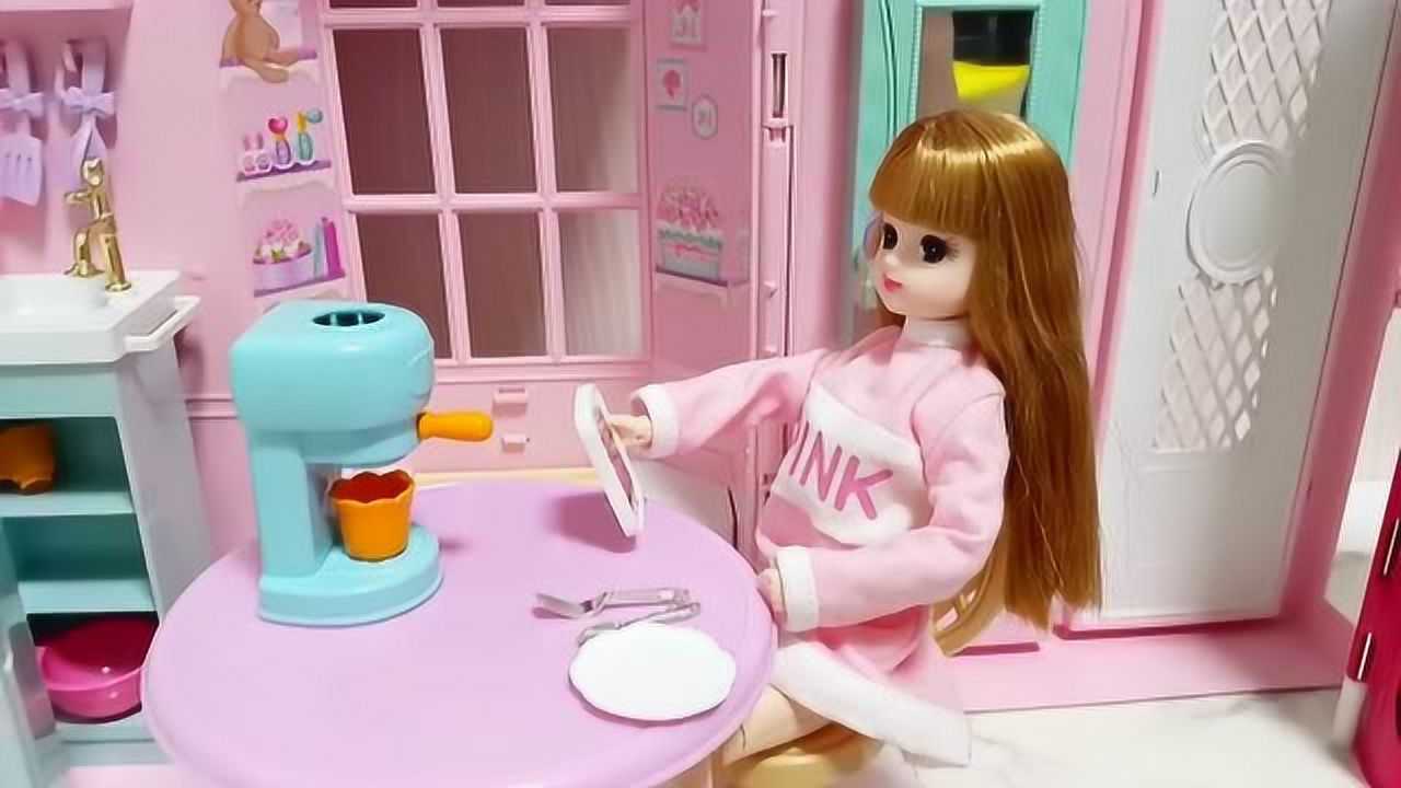 芭比公主起床吃早餐啦快来看看今天的早餐好丰盛呀