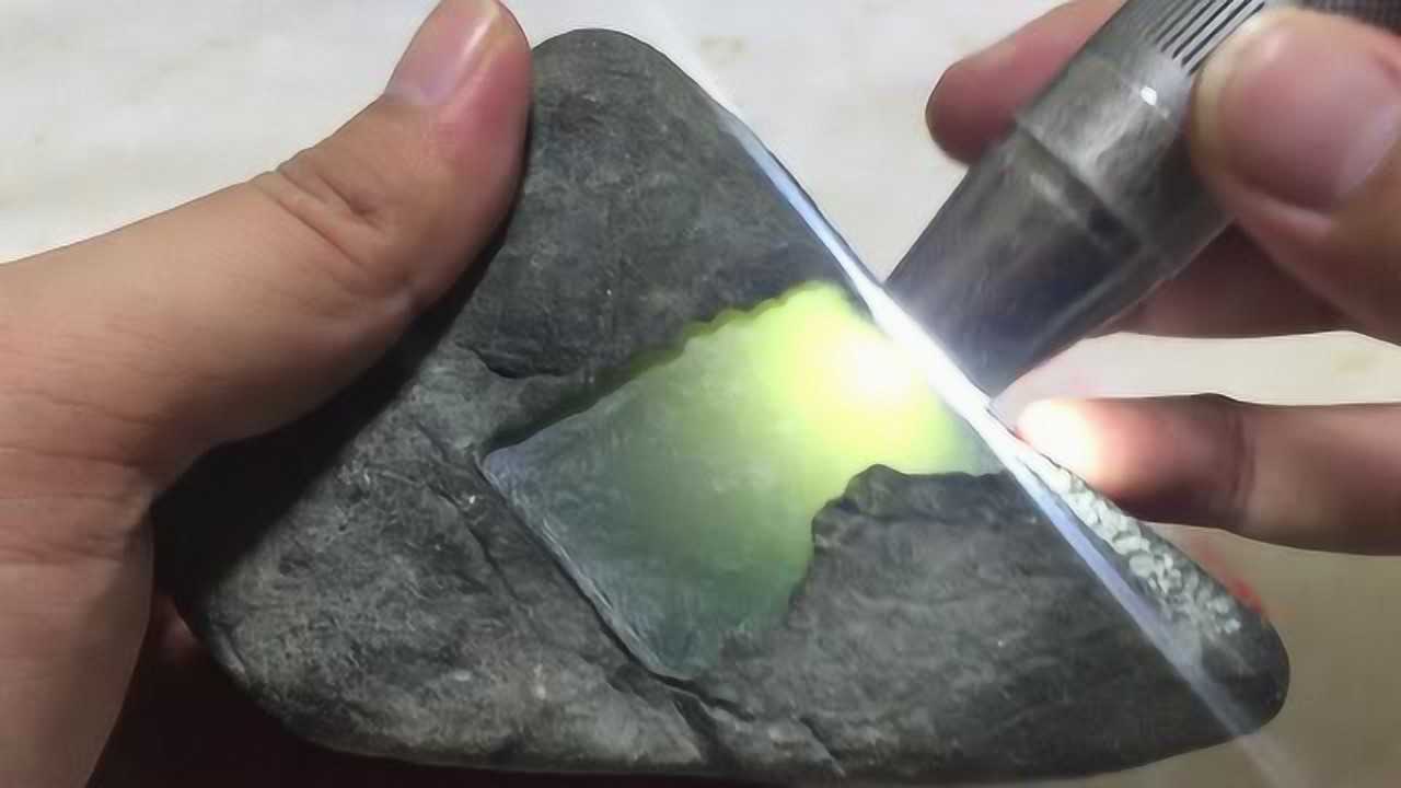 【赌石现场】莫西沙冰种翡翠原石毛料开窗惊喜连连-多利多市场