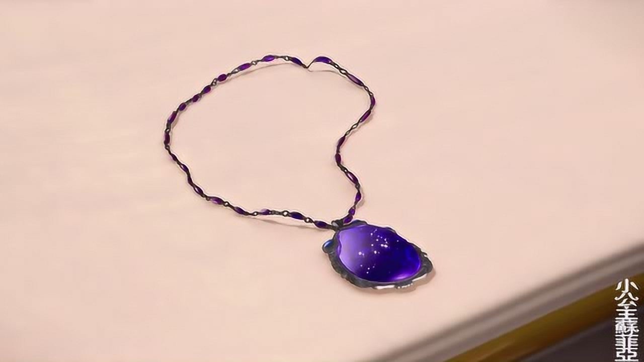 小公主苏菲亚: 苏菲亚将护身符放在桌子上,被猫头鹰偷走