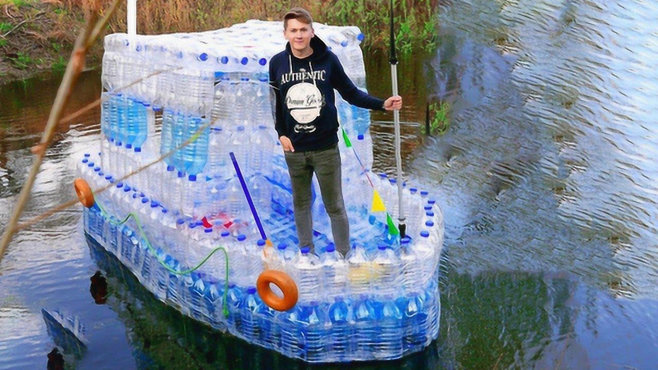 国外小伙用大量塑料瓶做船,竟然还在水中漂行!网友:动手能力真强!
