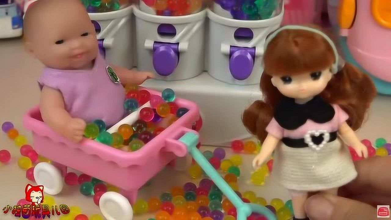 婴儿车里出现了好多小玩具