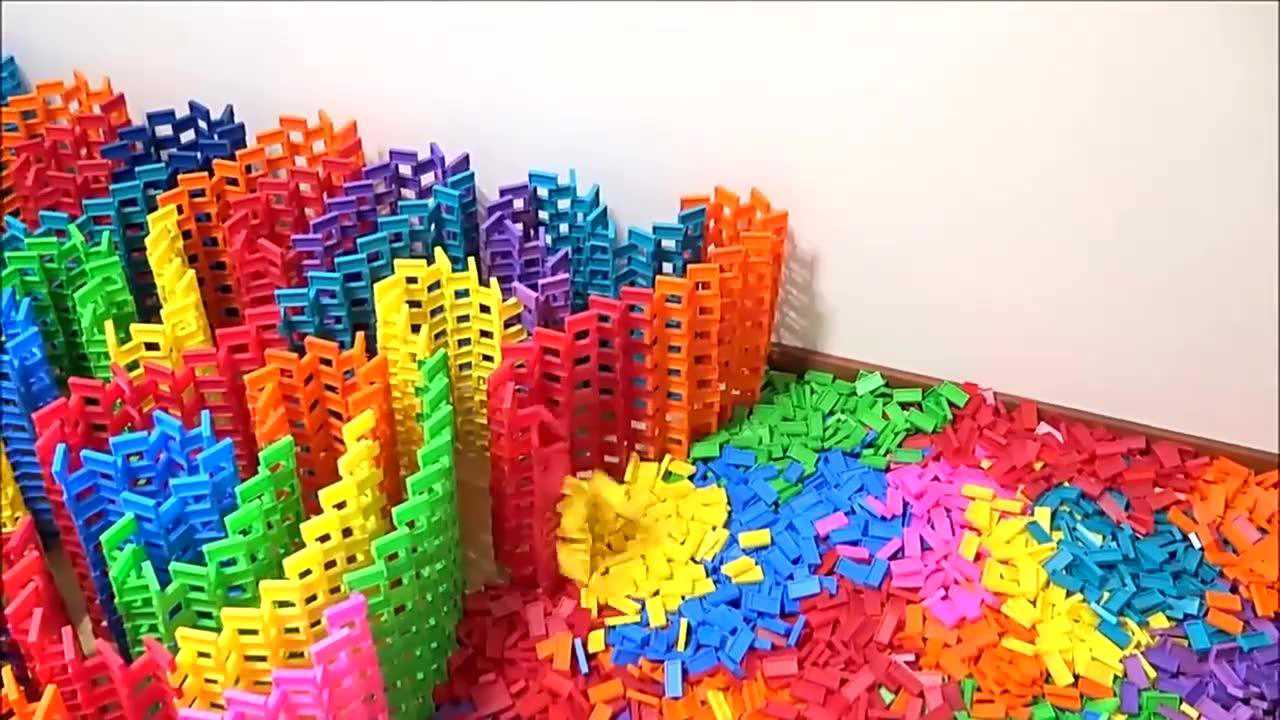 用12800个多米诺骨牌三天时间摆出斜纹墙一般人真做不到