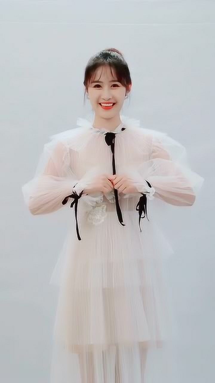 《天天向上》十周年手势舞,这个小姐姐笑得好甜,心都融化了