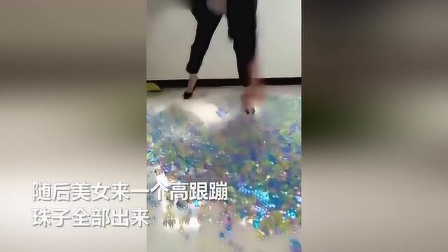 美女穿高跟鞋踩解压球 不慎滑倒狼狈我不看