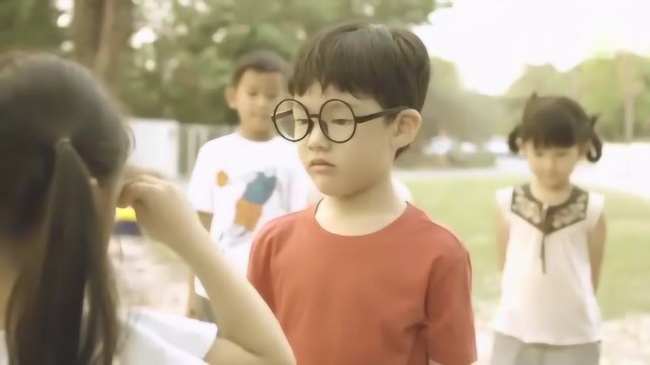 暖心小男孩把裤子借给尿裤子的小女孩。_腾讯视频