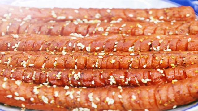 街头非常火爆的小吃麻辣火腿肠做法自己在家制作卫生吃的放心