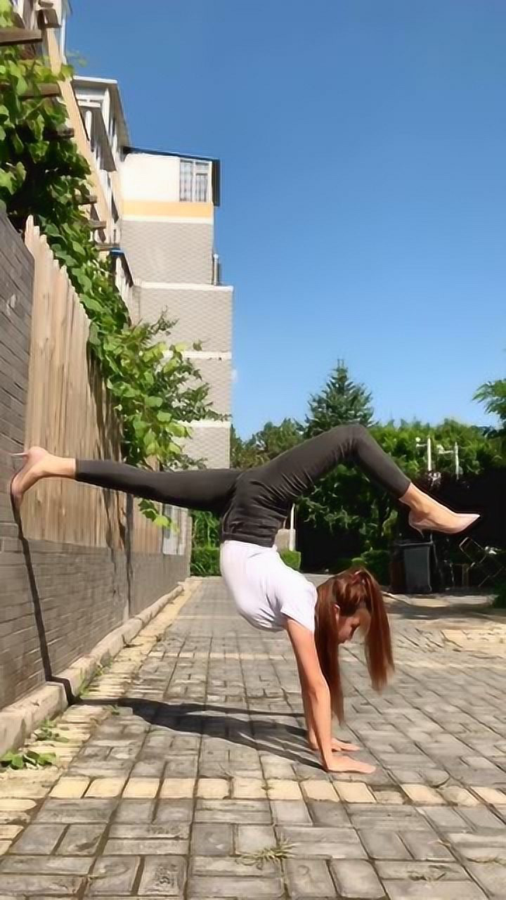 穿着高跟鞋做倒立一字马,这个美女真是会玩!