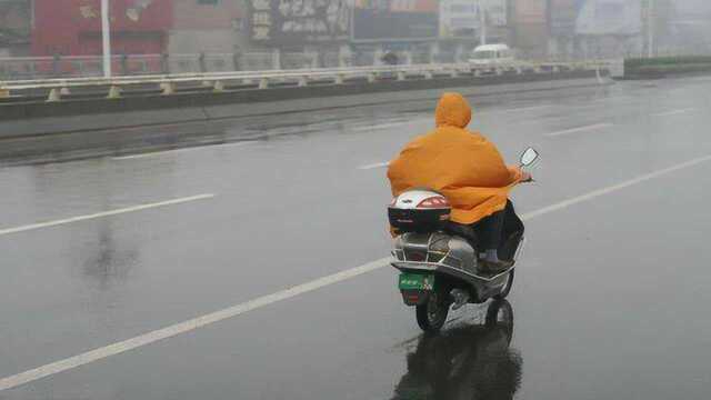 雨天骑电动车的注意事项,很多人都不知道,快看看