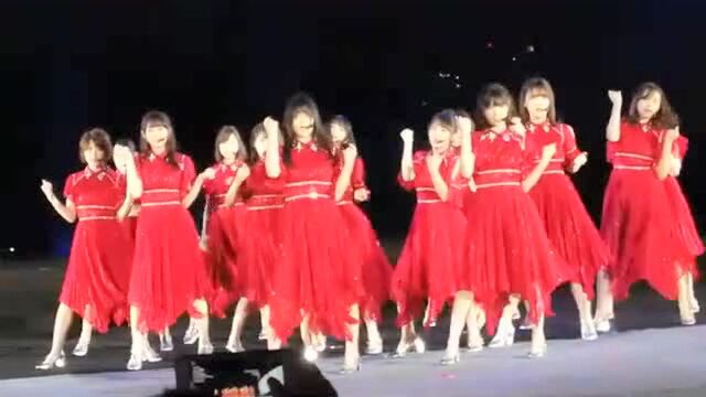 青春美少女组合乃木坂46舞台上清新活力四射, 年轻粉丝流泪喝彩